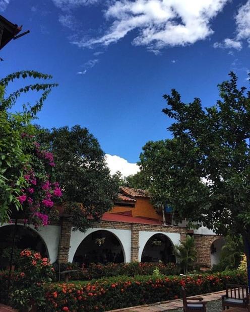 Hotel Y Restaurante Bienmesabe Santa Fe de Antioquia Buitenkant foto